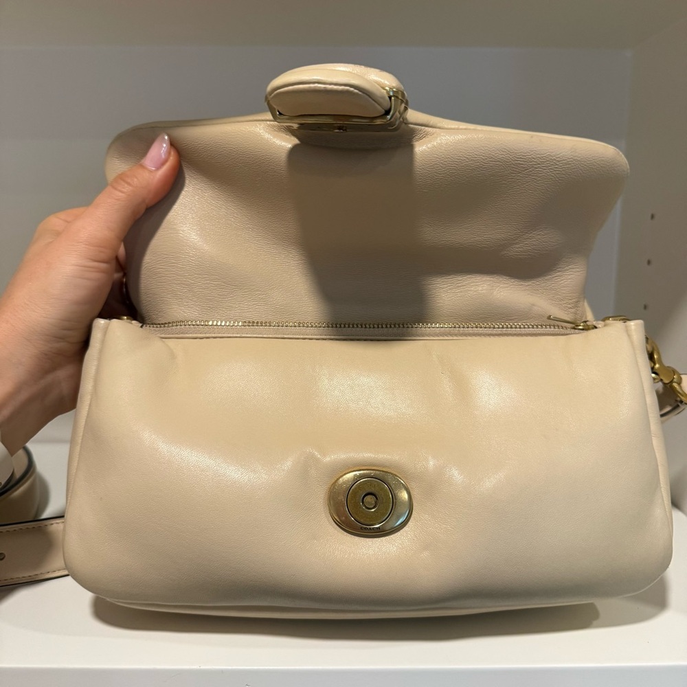 Coach Tabby Pillow 26 Hobo Bag Ivory Leather Adjustable Crossbody - Picture 6 of 13